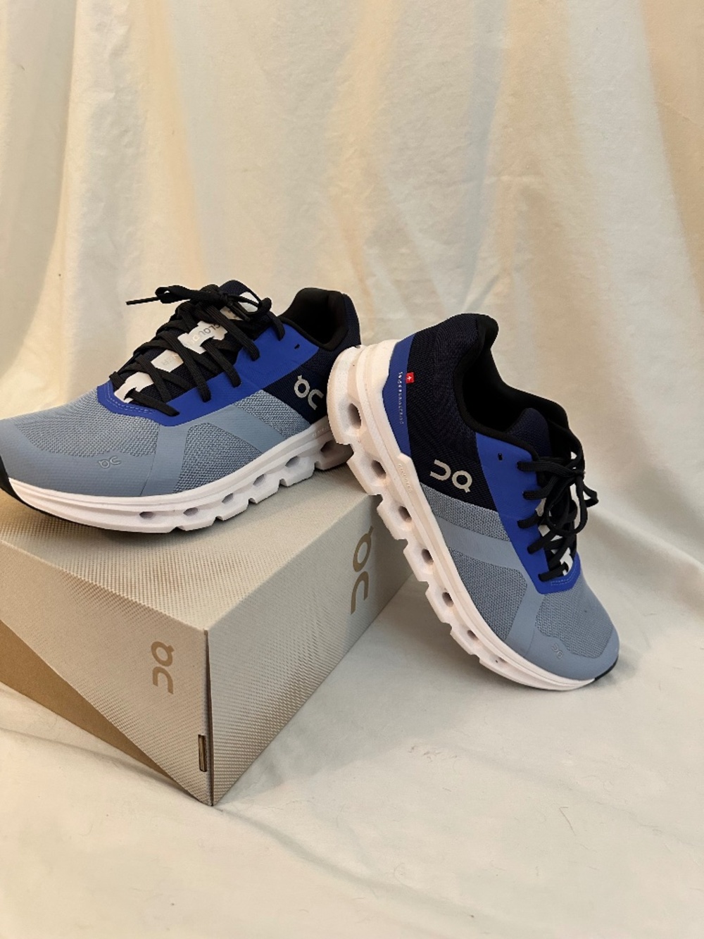 On cloud Navy sneakers